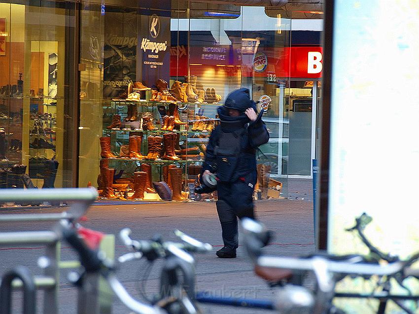 Herrenlose Einkaufstuete gesprengt Koeln Schildergasse P328.JPG